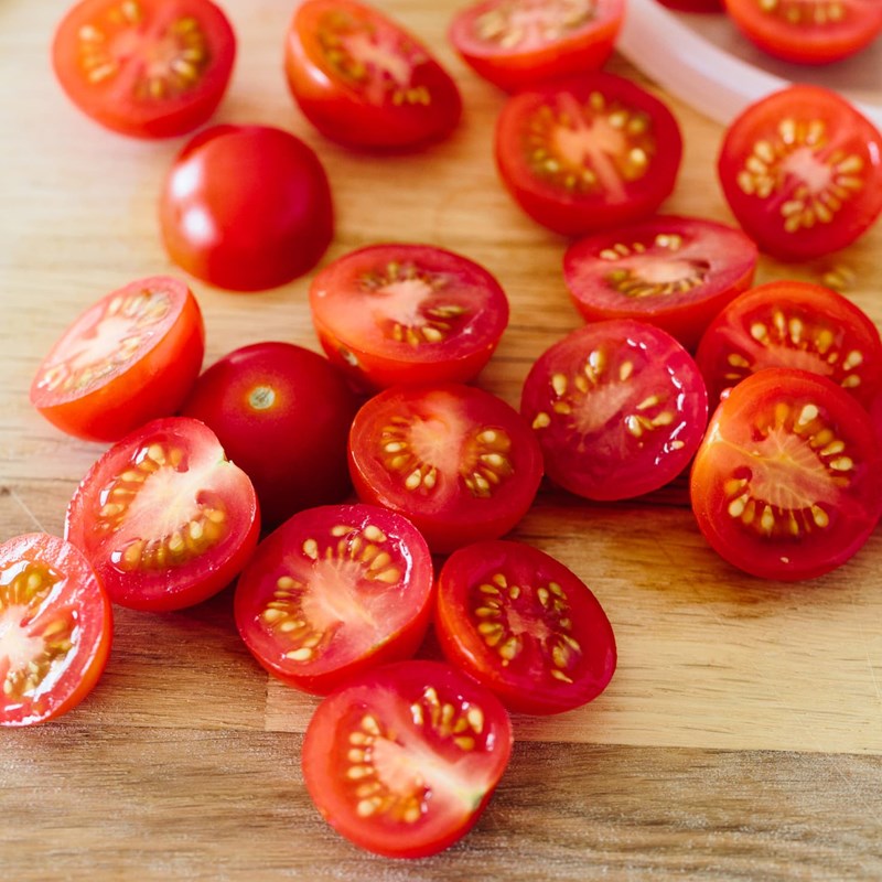 Bước 1 Sơ chế nguyên liệu Salad cá hồi sốt sữa chua