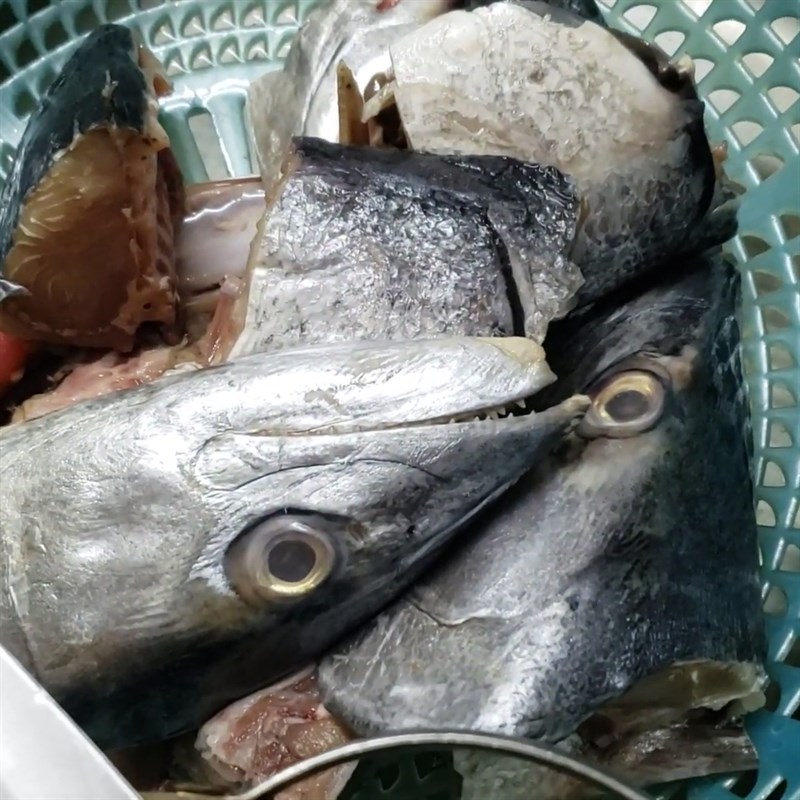Bước 1 Sơ chế nguyên liệu Canh chua đầu cá thu rau muống
