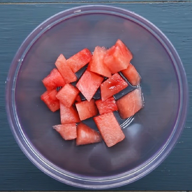 Bước 1 Sơ chế nguyên liệu Salad hoa quả họ berry dưa hấu