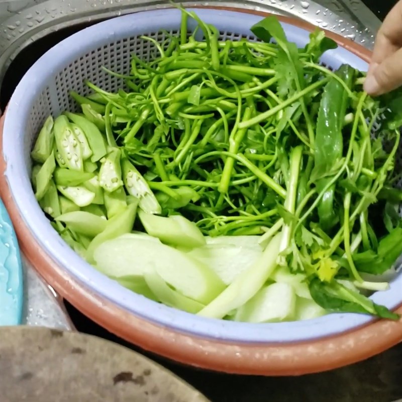 Bước 1 Sơ chế nguyên liệu Canh chua đầu cá thu rau muống