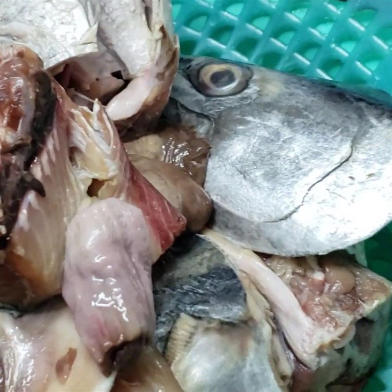 Bước 1 Sơ chế nguyên liệu Canh chua đầu cá thu rau muống