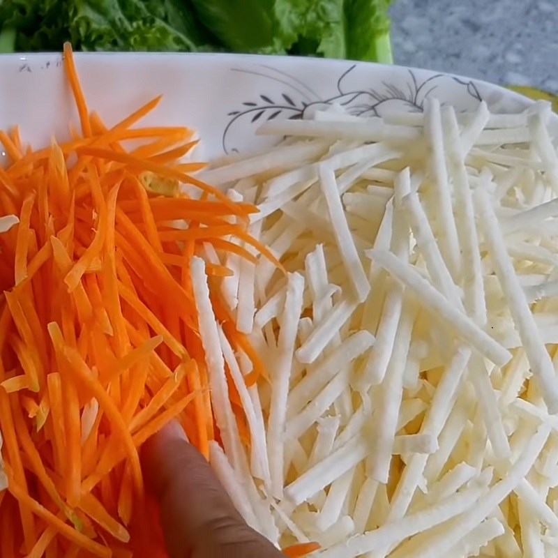 Bước 1 Sơ chế nguyên liệu Gỏi chay từ củ sắn