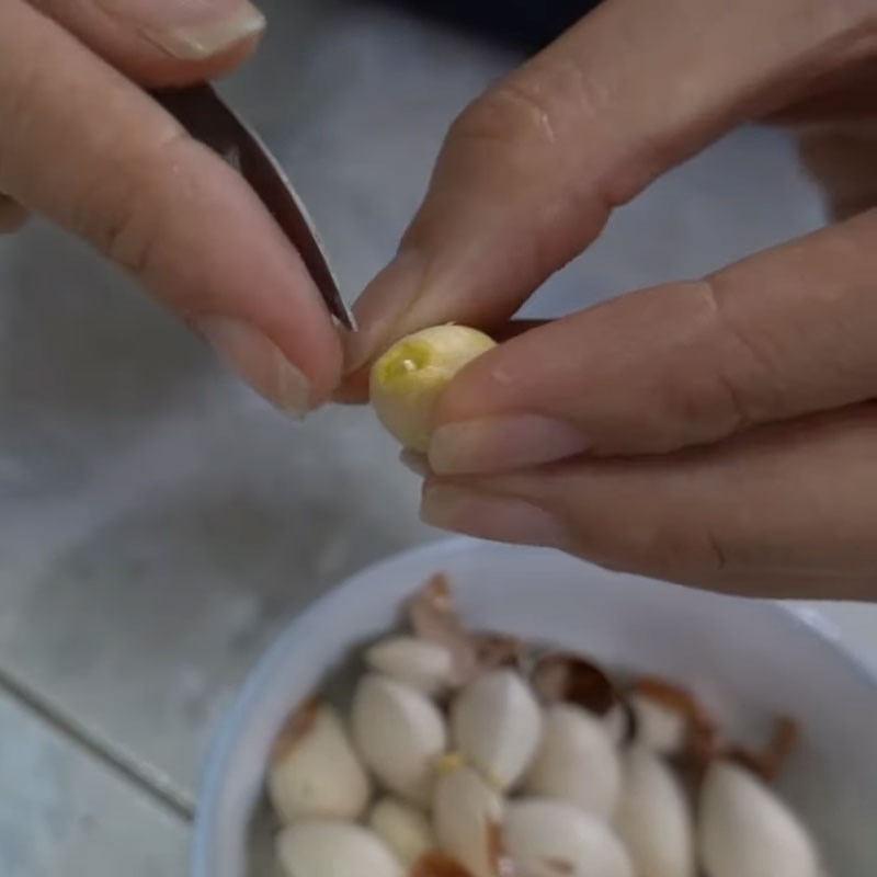 Bước 1 Sơ chế nguyên liệu Chè mủ trôm bạch quả