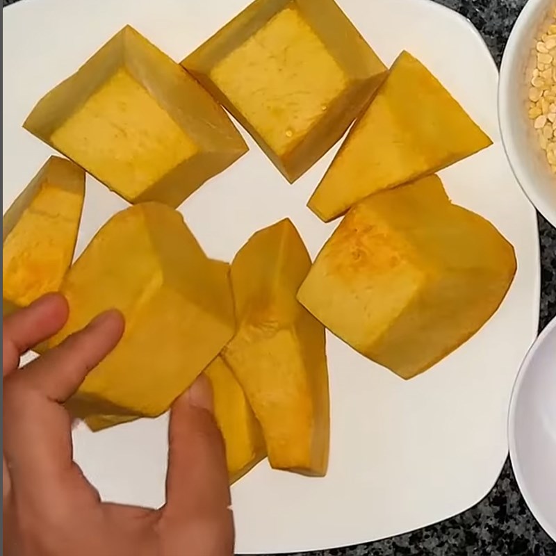 Bước 1 Sơ chế nguyên liệu Chè bí đỏ bằng nồi cơm điện