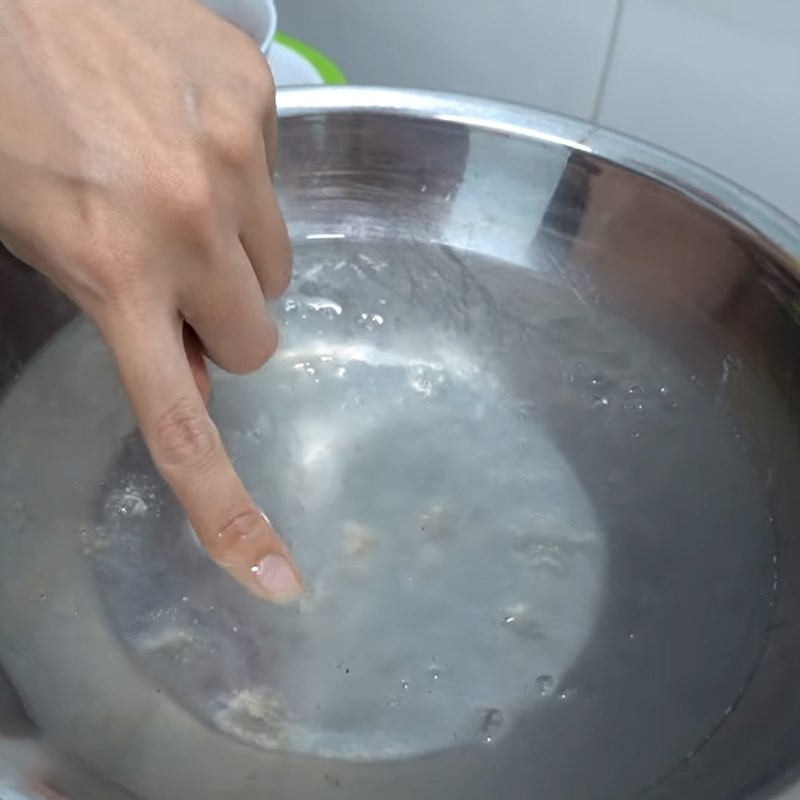 Bước 1 Sơ chế nguyên liệu Chè mủ trôm bạch quả