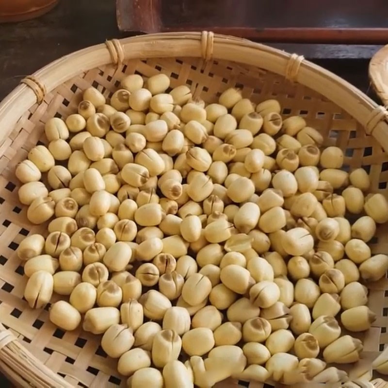 Bước 1 Sơ chế nguyên liệu Chè mủ trôm hạt sen