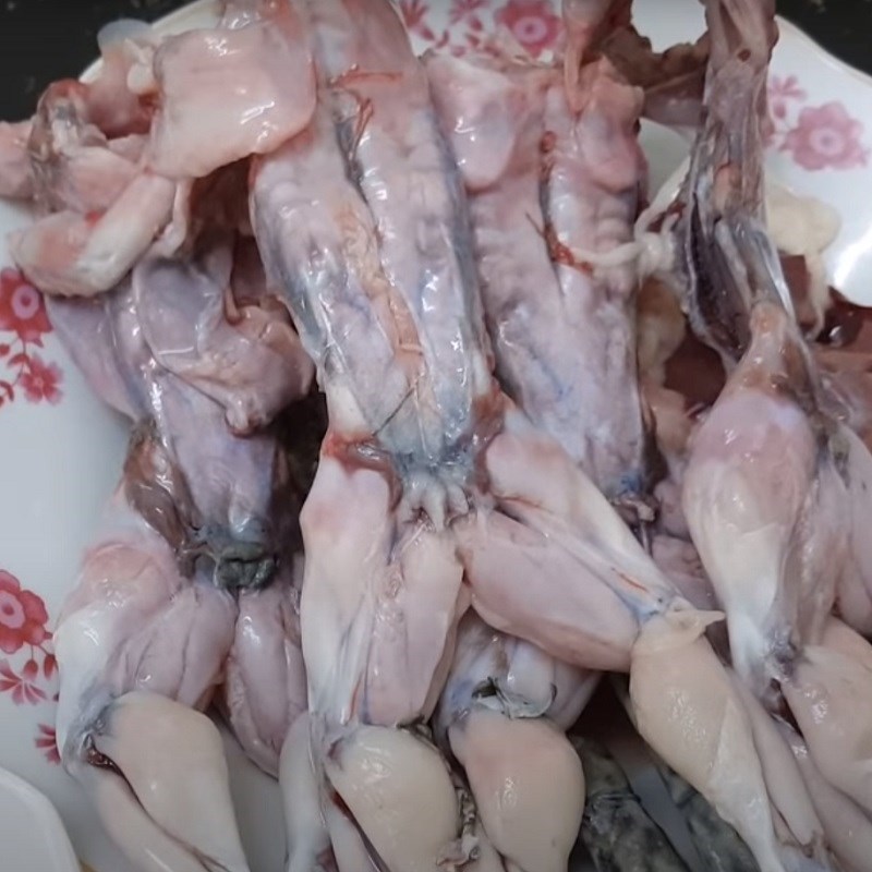 Bước 1 Sơ chế nguyên liệu Cháo ếch đậu xanh nấm rơm