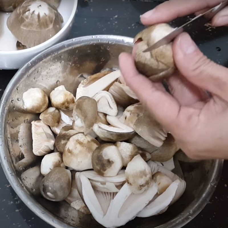 Bước 1 Sơ chế nguyên liệu Cháo ếch đậu xanh nấm rơm