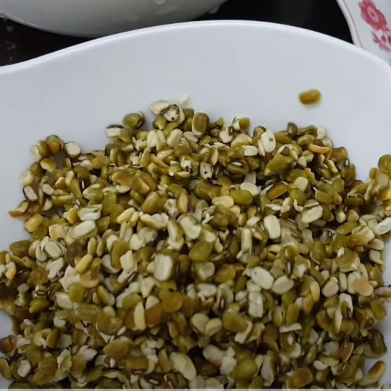 Bước 1 Sơ chế nguyên liệu Cháo ếch đậu xanh nấm rơm