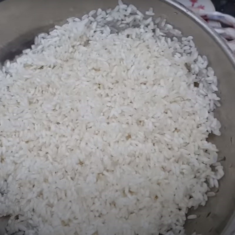 Bước 1 Sơ chế nguyên liệu Cháo ếch đậu xanh nấm rơm