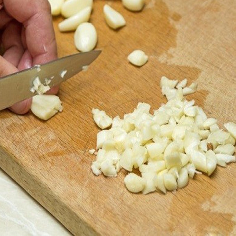 Bước 1 Sơ chế nguyên liệu Cá cơm khô chiên nước mắm