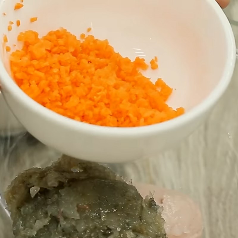 Bước 2 Sơ chế nguyên liệu chả giò hải sản cuộn rong biển