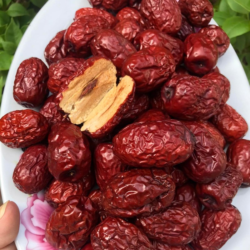 Bước 1 Sơ chế nguyên liệu Chè hạt sen táo đỏ