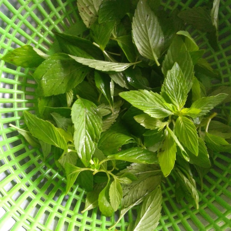 Bước 1 Sơ chế nguyên liệu Cách làm bún chả giò với chả giò mua sẵn