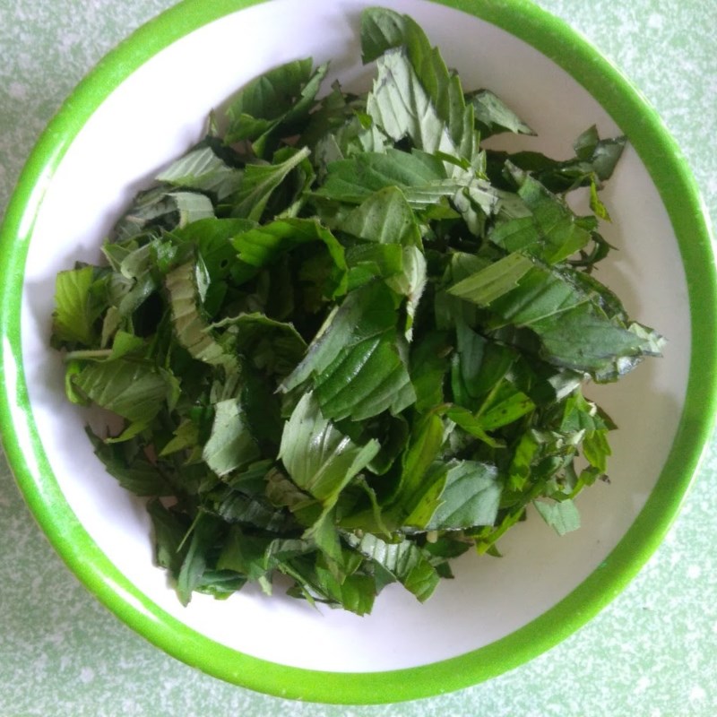 Bước 1 Sơ chế nguyên liệu Cách làm bún chả giò với chả giò mua sẵn