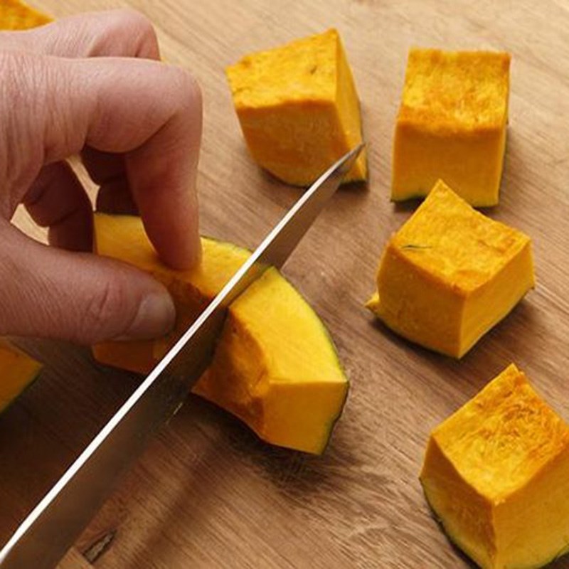 Bước 1 sơ chế nguyên liệu Chè bí đỏ đậu đen