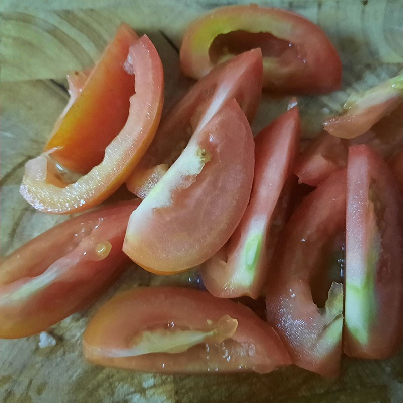 Bước 1 Sơ chế nguyên liệu Bún cá mòi hộp chả cá