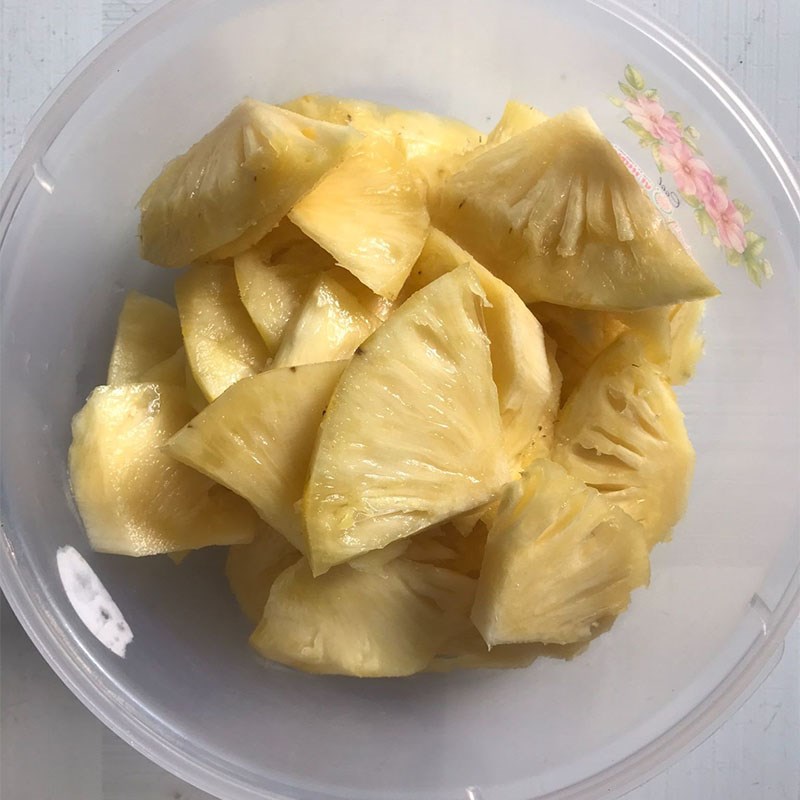 Bước 1 Sơ chế nguyên liệu Bún cá mòi hộp chả cá