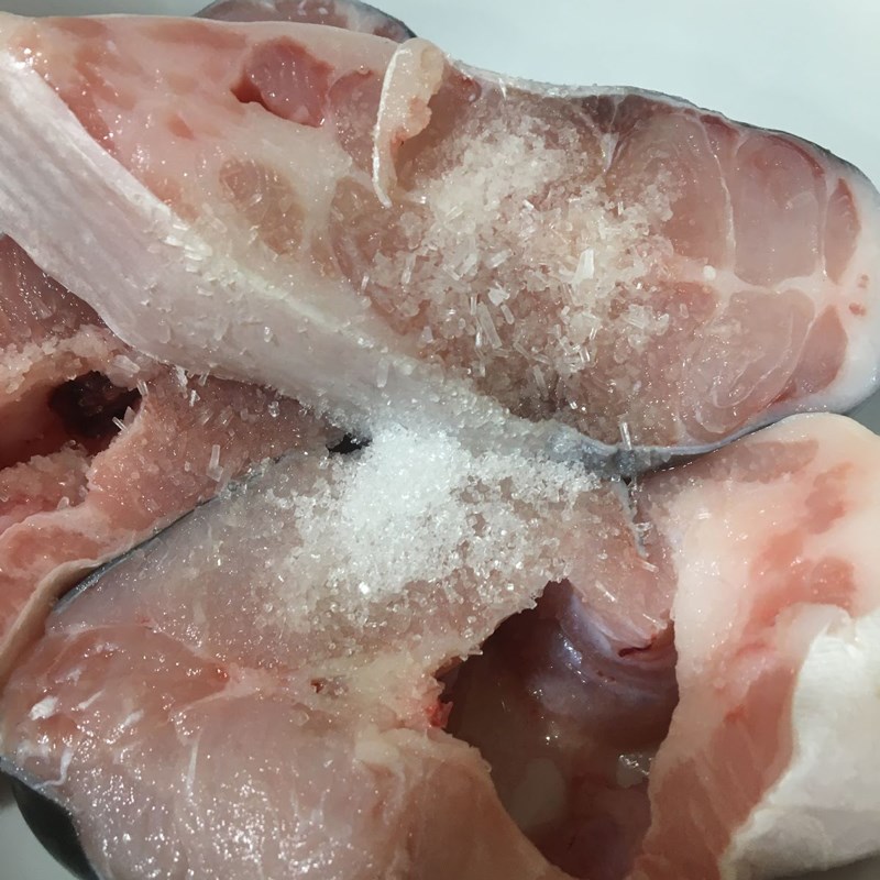 Bước 1 Sơ chế nguyên liệu Cá basa kho tiêu