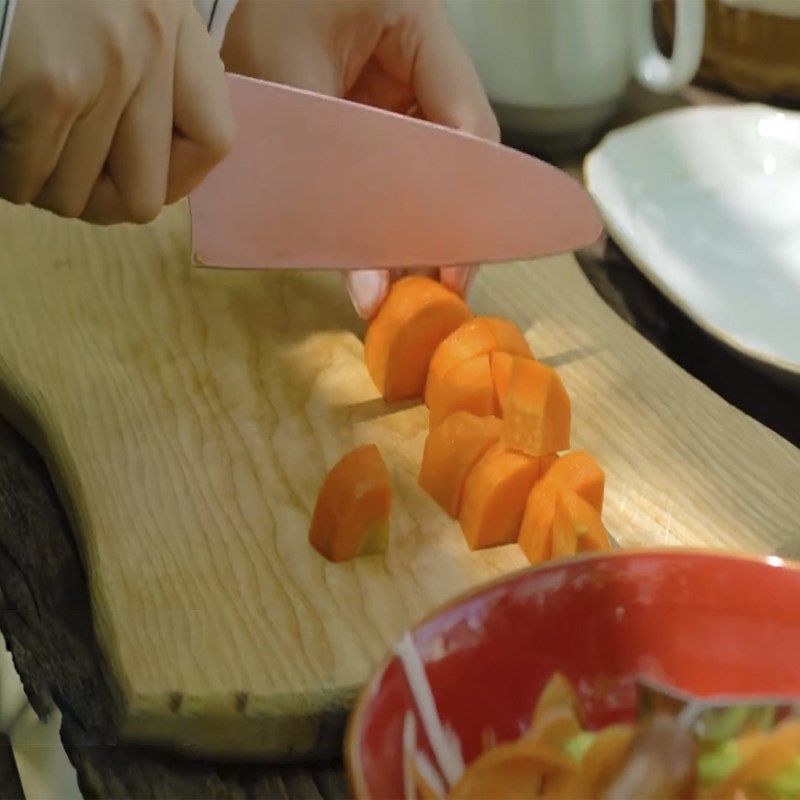 Bước 1 Sơ chế nguyên liệu Gà nấu nho