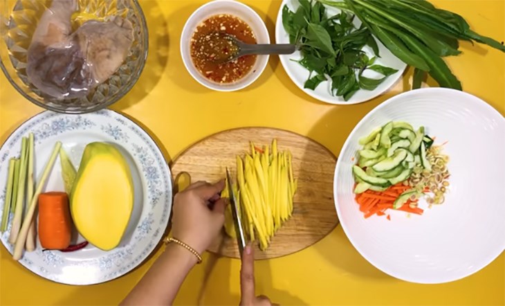 Bước 1 Sơ chế nguyên liệu Gỏi xoài bao tử heo