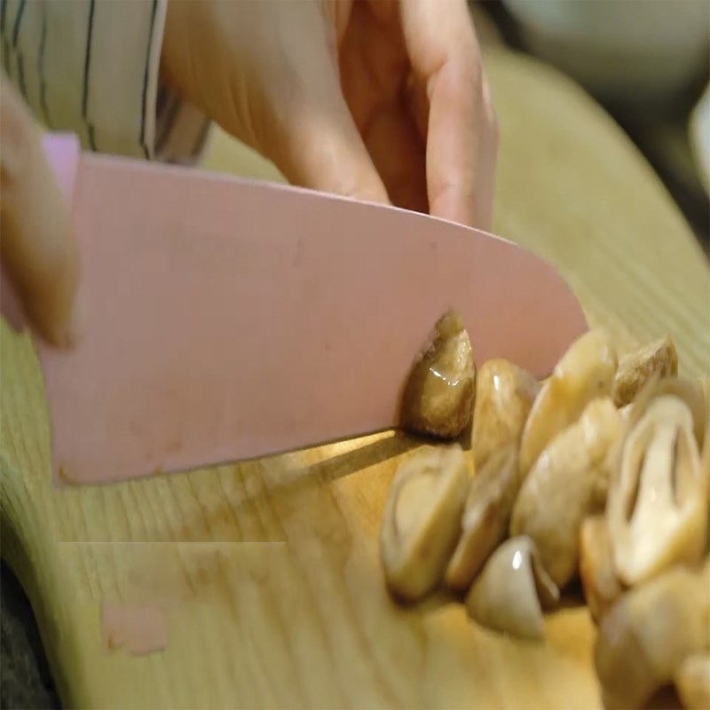 Bước 1 Sơ chế nguyên liệu Gà nấu nho