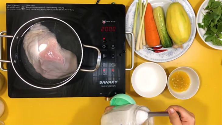 Bước 1 Sơ chế nguyên liệu Gỏi xoài bao tử heo