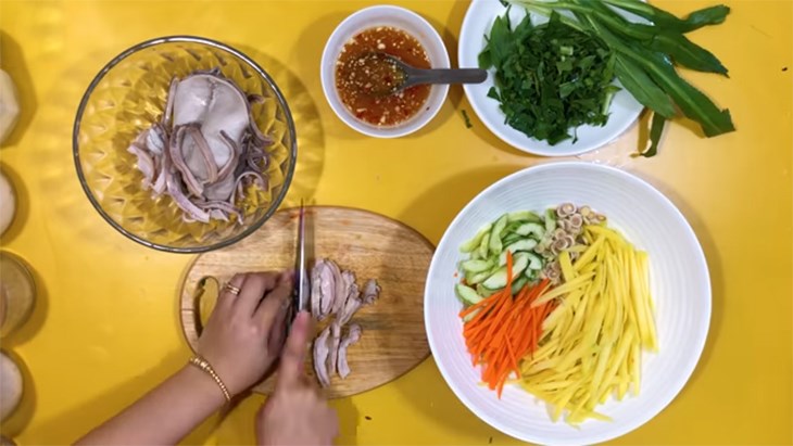 Bước 1 Sơ chế nguyên liệu Gỏi xoài bao tử heo