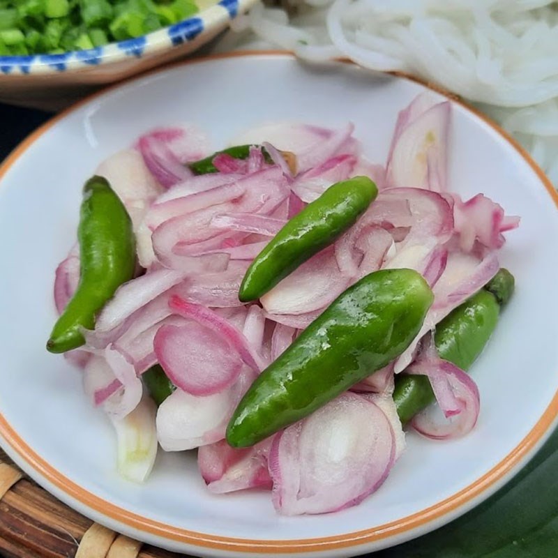 Bước 1 Sơ chế nguyên liệu Bún cá mòi hộp chả cá
