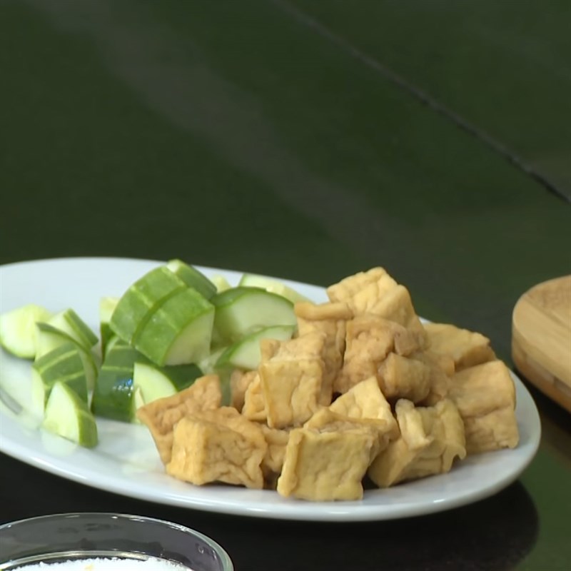 Bước 1 Sơ chế nguyên liệu Đậu hũ kho cà ri