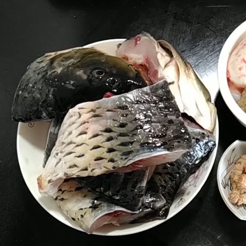Bước 1 Sơ chế nguyên liệu Cá chép kho nghệ