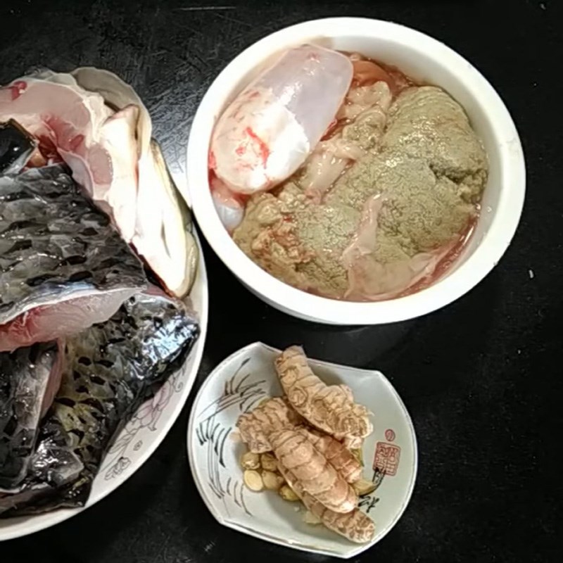 Bước 1 Sơ chế nguyên liệu Cá chép kho nghệ