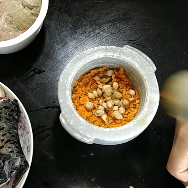 Bước 1 Sơ chế nguyên liệu Cá chép kho nghệ