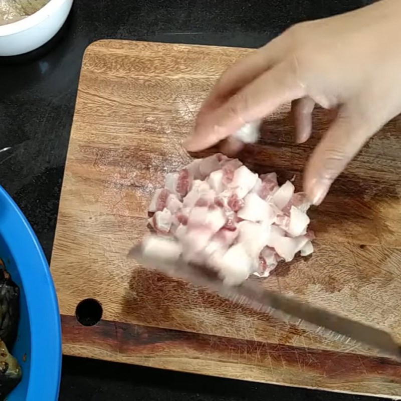 Bước 1 Sơ chế nguyên liệu Cá chép kho nghệ