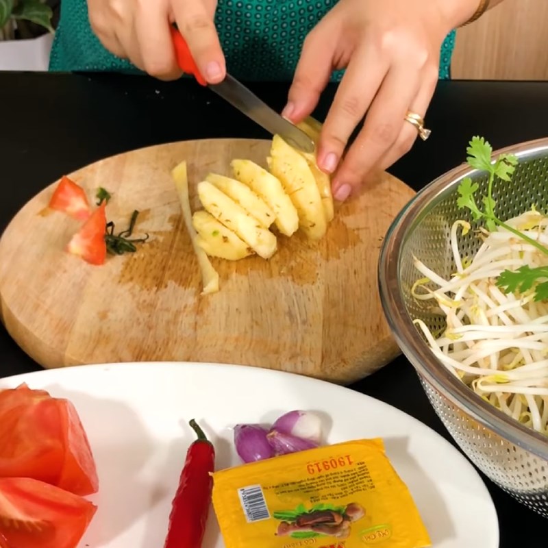 Bước 1 Sơ chế nguyên liệu Bún sườn chua ngọt