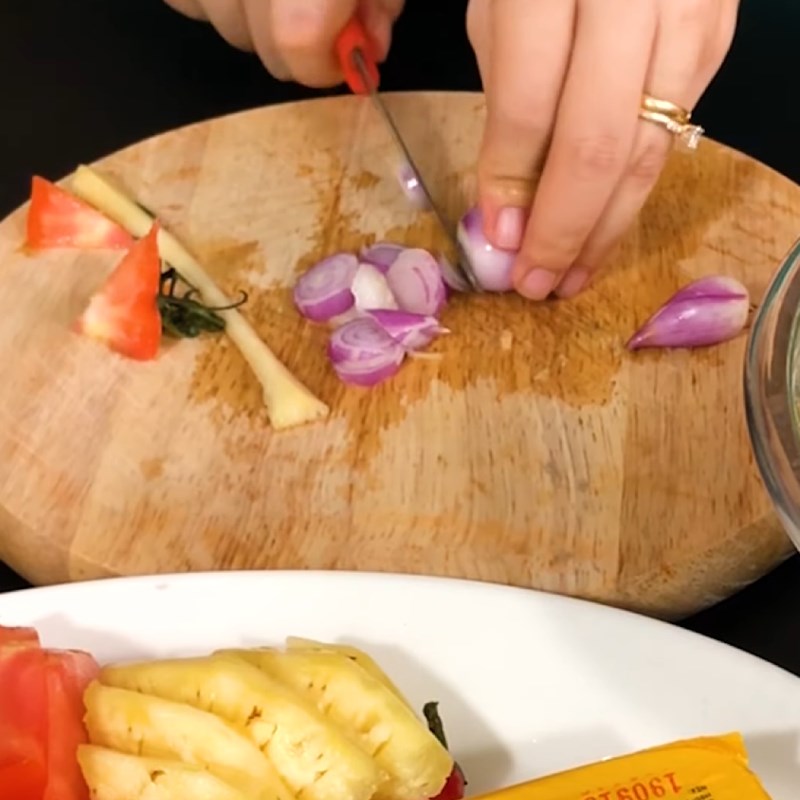 Bước 1 Sơ chế nguyên liệu Bún sườn chua ngọt