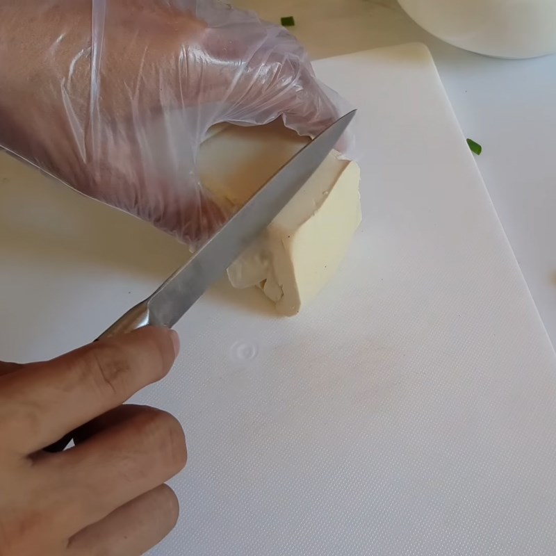 Bước 1 Sơ chế nguyên liệu Đậu hũ chiên trứng
