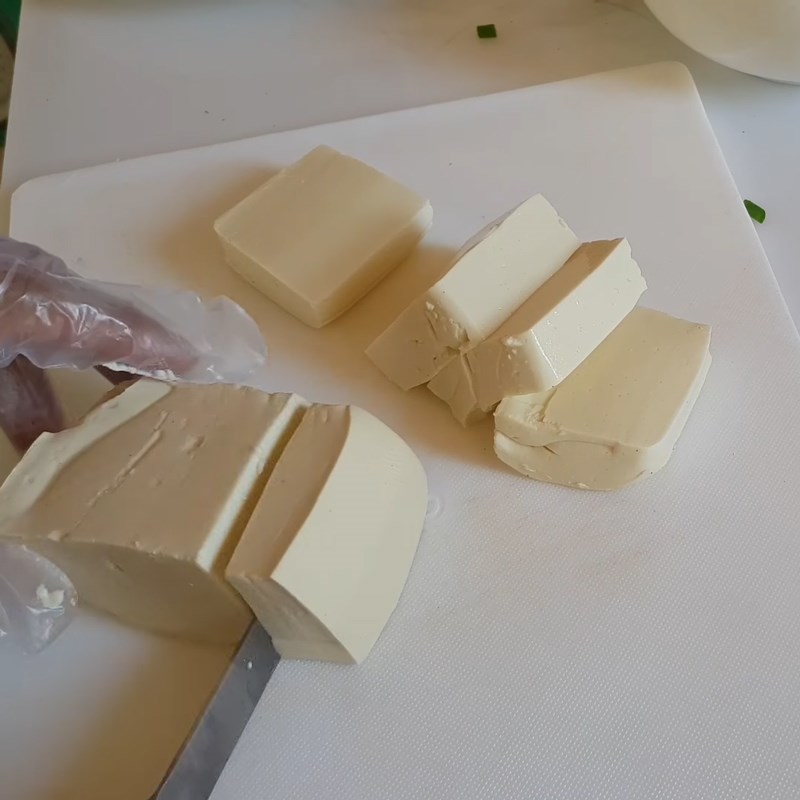 Bước 1 Sơ chế nguyên liệu Đậu hũ chiên trứng
