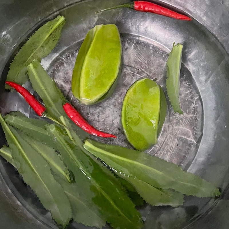Bước 2 Sơ chế nguyên liệu khác Ba khía trộn tỏi ớt