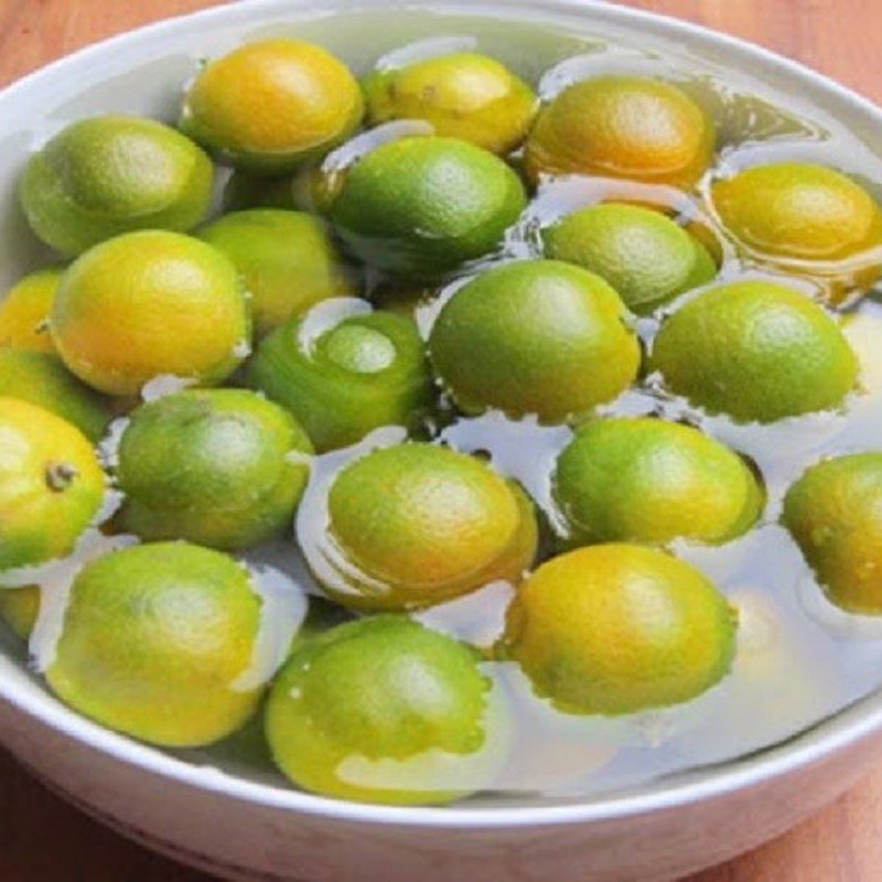 Bước 1 Sơ chế nguyên liệu Tắc chưng mật ong