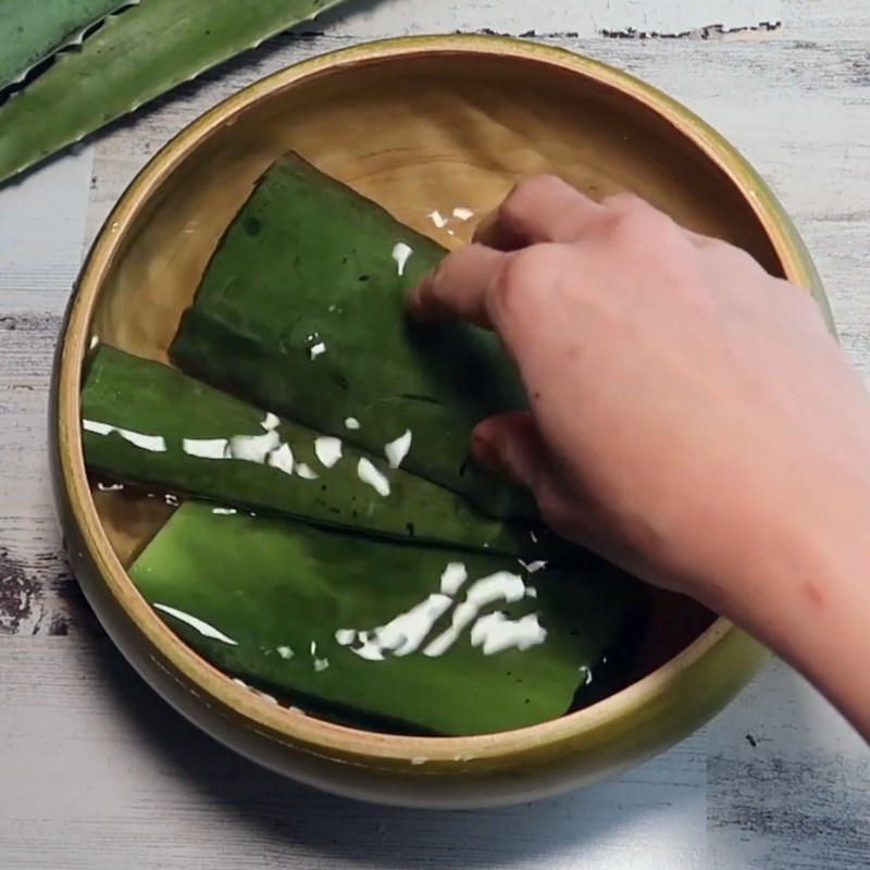 Bước 1 Sơ chế nha đam Nước nha đam mật ong pha