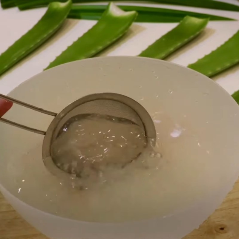 Bước 1 Sơ chế nha đam Nước nha đam mật ong nấu