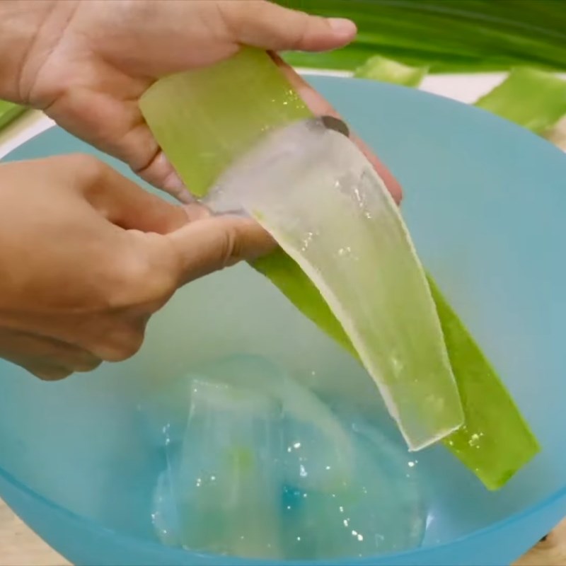 Bước 1 Sơ chế nha đam Nước nha đam mật ong nấu