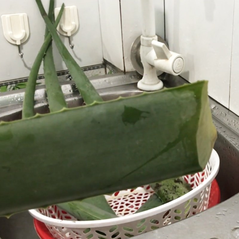 Bước 1 Sơ chế nha đam Chè đậu ngự nha đam