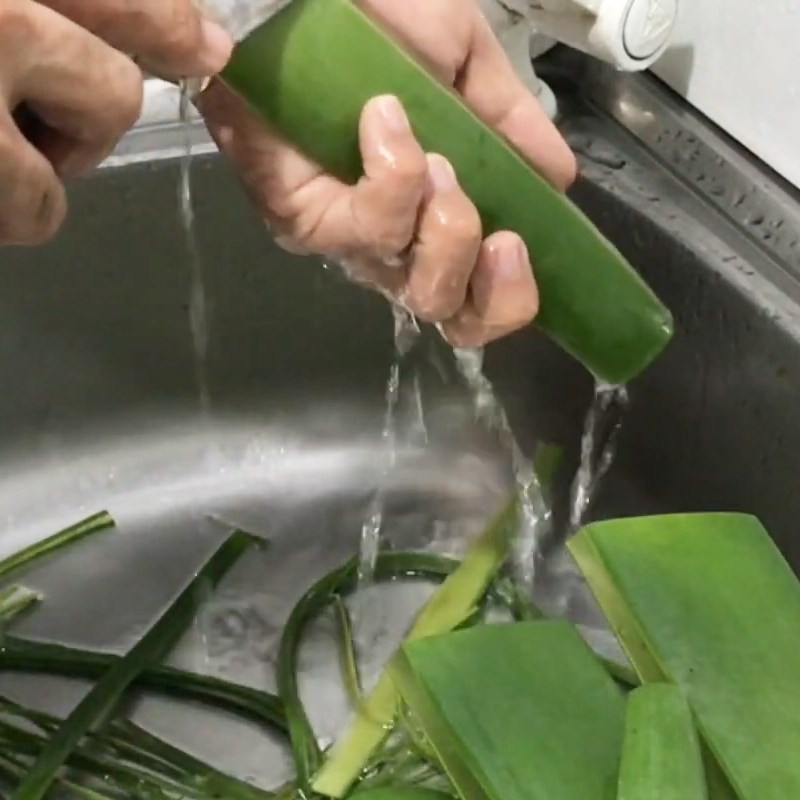 Bước 1 Sơ chế nha đam Chè đậu ngự nha đam