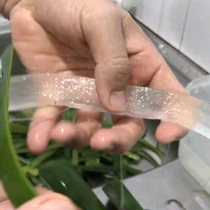 Bước 1 Sơ chế nha đam Chè đậu ngự nha đam