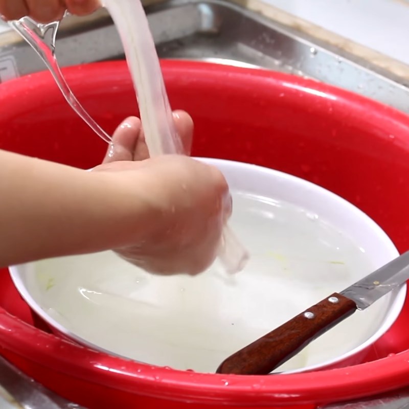 Bước 2 Sơ chế nha đam Chè đậu đen nha đam