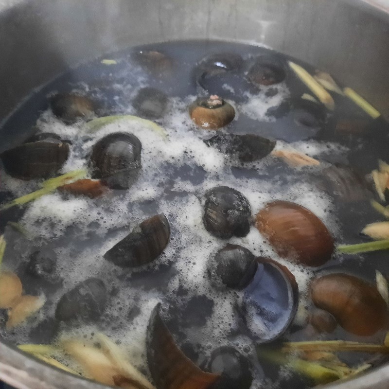 Bước 1 Sơ chế ốc bươu Ốc bươu nhồi thịt (công thức được chia sẻ từ người dùng)