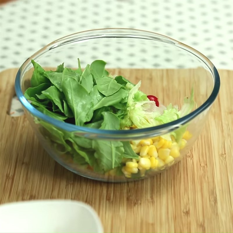 Bước 2 Trộn các loại rau củ Salad rau bina bắp