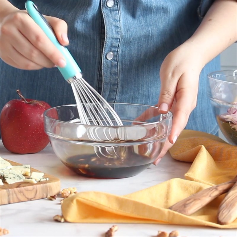 Bước 2 Làm sốt trộn Salad rau bina táo và hạt óc chó